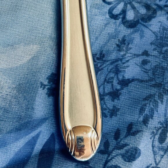 Oneida Satin Garnet Dinner Knives (2 in set) Nice Pre-Owned Condition - Picture 5 of 5